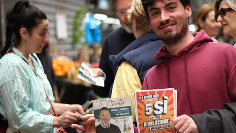 Ma si vota? “Non per me signora - ho risposto. Per i 5 referendum sì”.