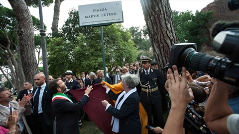 È più facile frantumare un atomo che un pregiudizio - di Ignazio Marino